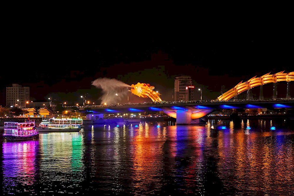 Cầu Rồng phun nước vào ban đêm